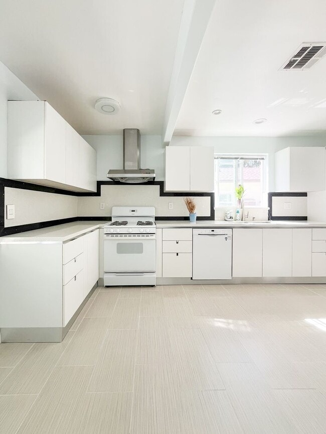 Building Photo - Charming Stand-Alone Home