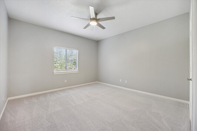 Building Photo - 5826 Santa Fe Springs Dr
