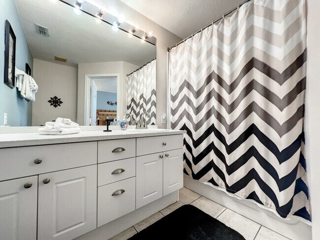 Building Photo - 2421 Silver Palm Dr