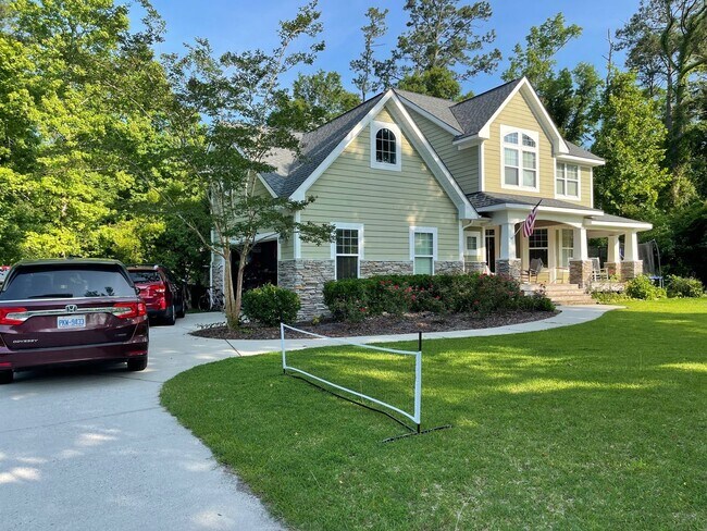 Building Photo - CASTLE LAKES - HOME W/ POOL