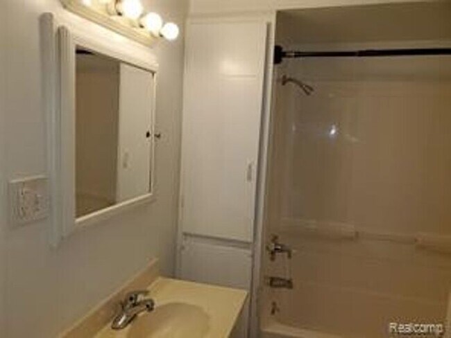 Building Photo - Cut 3 bedroom bungalow W/ appliances included Section 8 Accepted