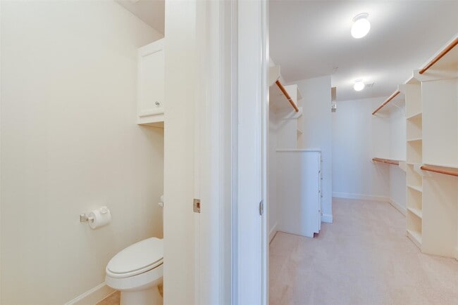 Building Photo - 5941 S Loop E