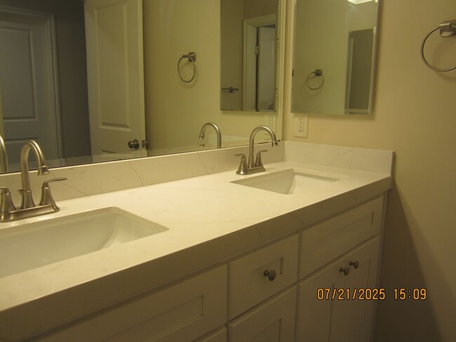 Building Photo - Immaculate Single Story Like New