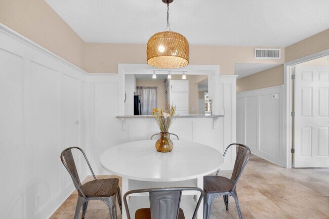 Building Photo - 9330 Lagoon Pl