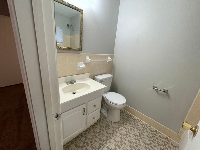 Building Photo - Great Refreshed Home