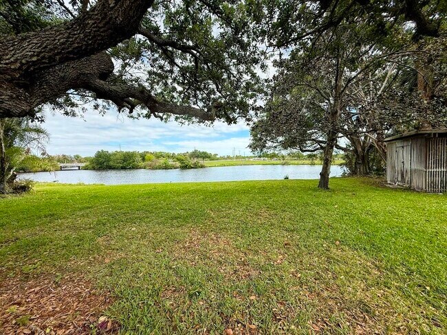 Building Photo - 465 SE Naranja Ave