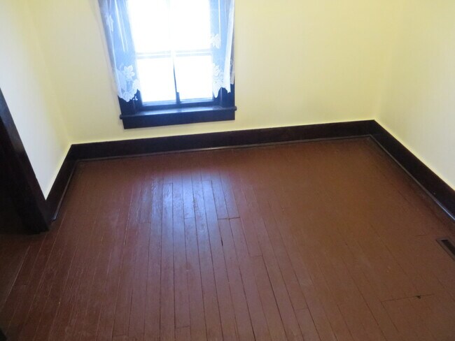 Building Photo - Large Three Bedroom, 1.5 Bathroom Home hal...
