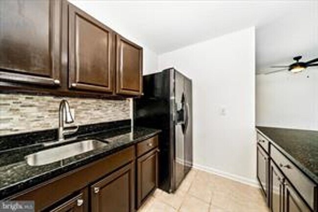 Building Photo - TOP FLOOR CONDO WITH QUIET VIEW