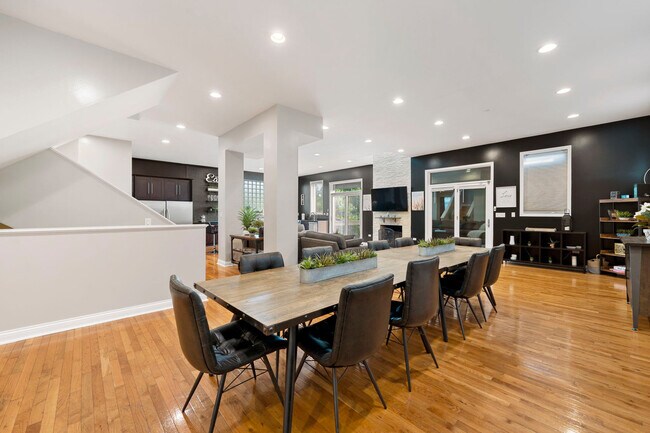 Building Photo - 2630 S Throop St