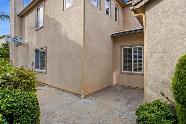 Building Photo - Spacious Alta Vista Valencia Home with Loft, Private Yard, and Community Amenities