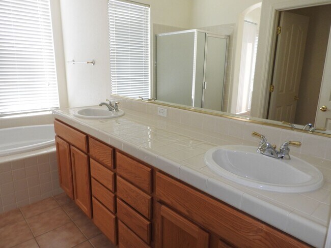 Building Photo - Beautiful Home in Highland Park