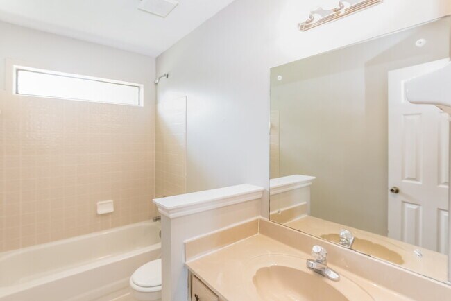 Building Photo - 429 Spruce Glen Dr