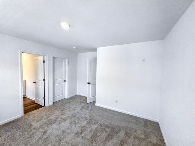 Building Photo - 4-Bedroom Home with Scenic Views and Conve...