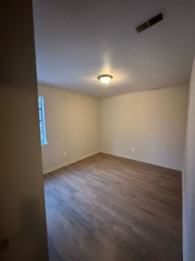 Building Photo - Charming Duplex for Rent- Spacious and Convenient Living!