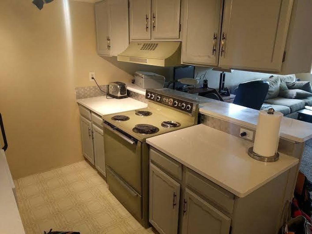 kitchen - 645 Manhattan Pl