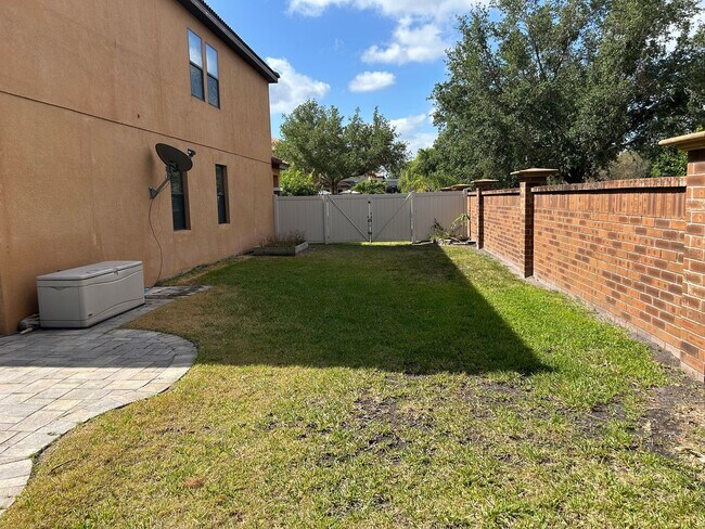 Building Photo - Available Mid May! Spacious 4/2 Single Fam...