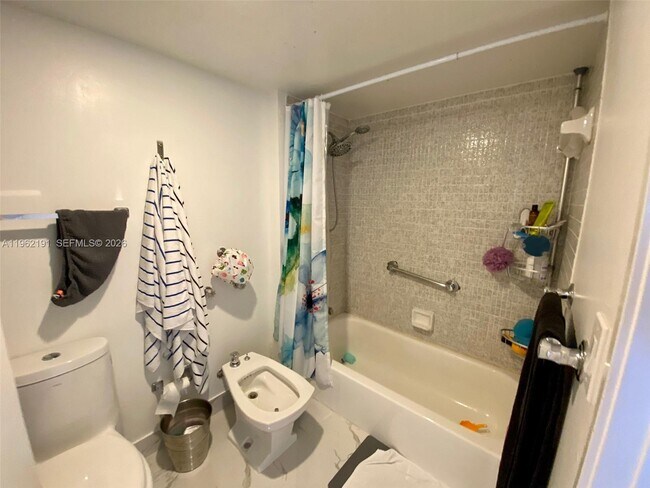 Building Photo - 210 174th St