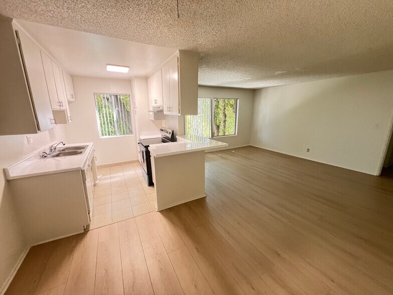 Building Photo - 4424 Woodman Ave