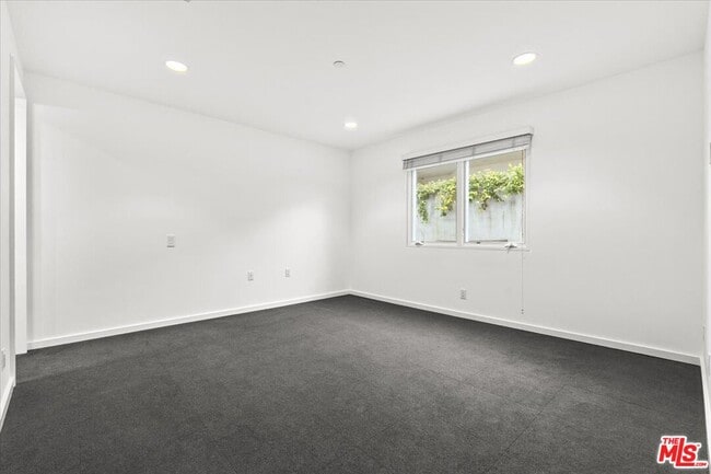 Building Photo - 211 S Valley St