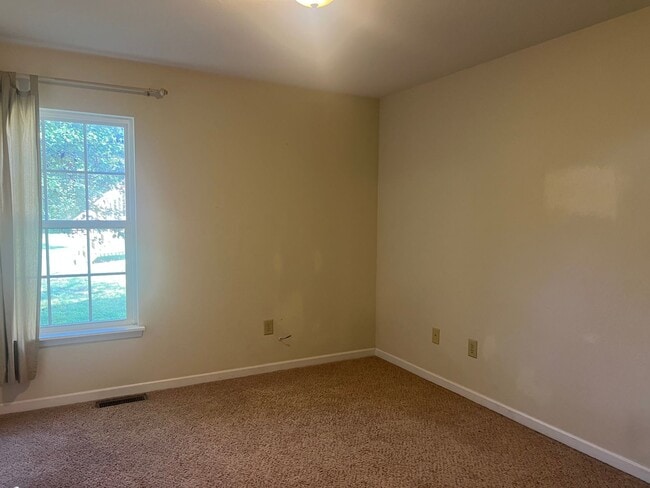 Building Photo - One- level 3bedroom /2bath  living with 2 ...