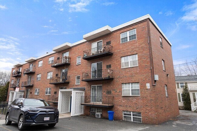 Building Photo - 8 Robinwood Ave