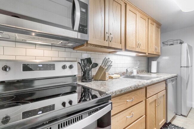 Newer microwave & stove/oven - 515 Donofrio Dr