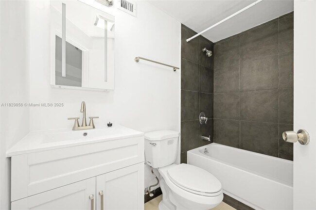 Building Photo - 801 Brickell Bay Dr