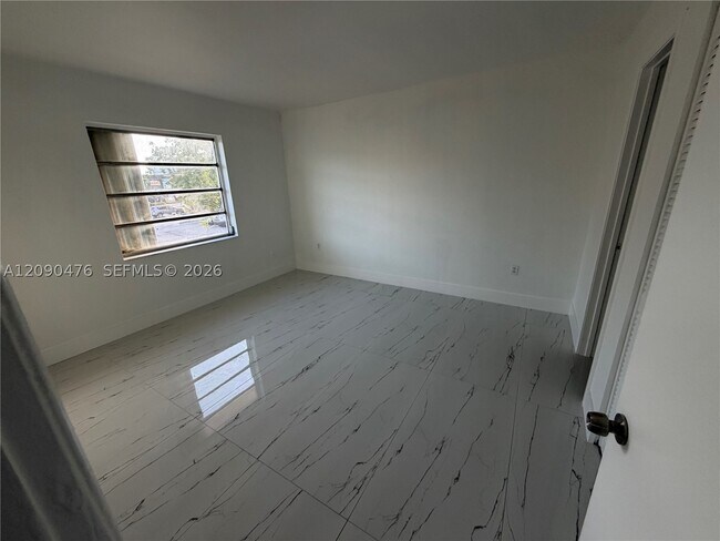Building Photo - 1760 W 42nd St
