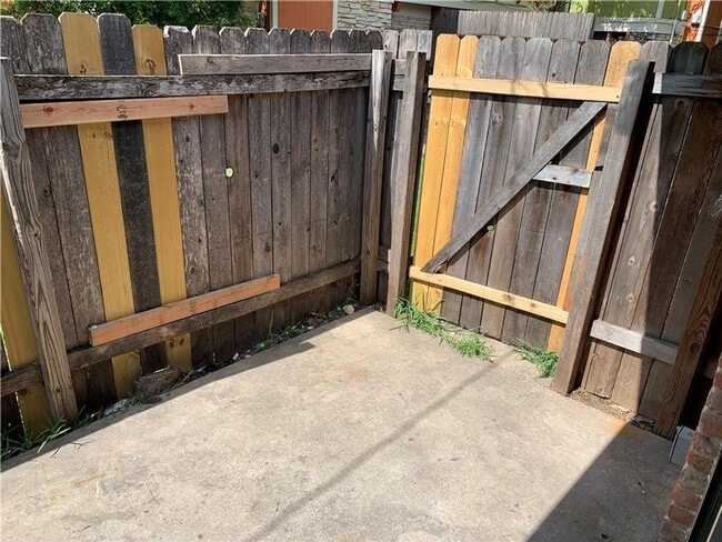 Building Photo - 7208 Creekside Dr