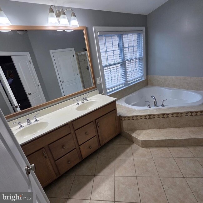 Building Photo - 4121 Chariot Way