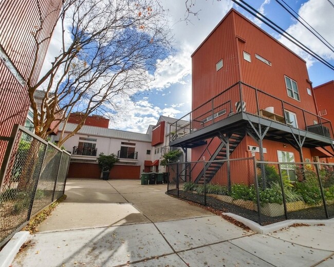 Building Photo - 913 Saulnier St