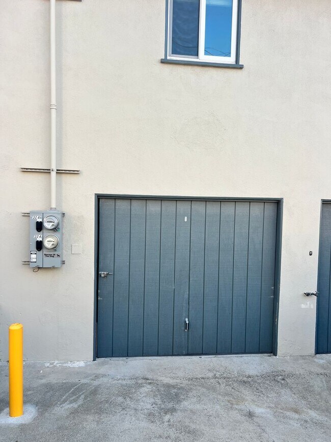 Building Photo - Sheldon St.