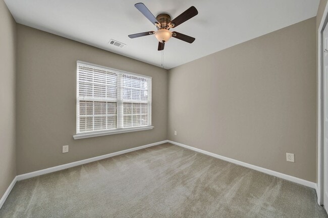 Building Photo - Lovely Two Bedroom Townhome With Bonus and...