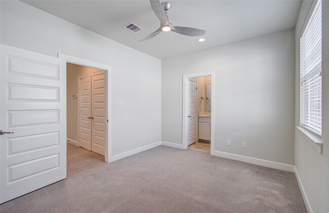 Building Photo - 2818 Grand Fountains Dr