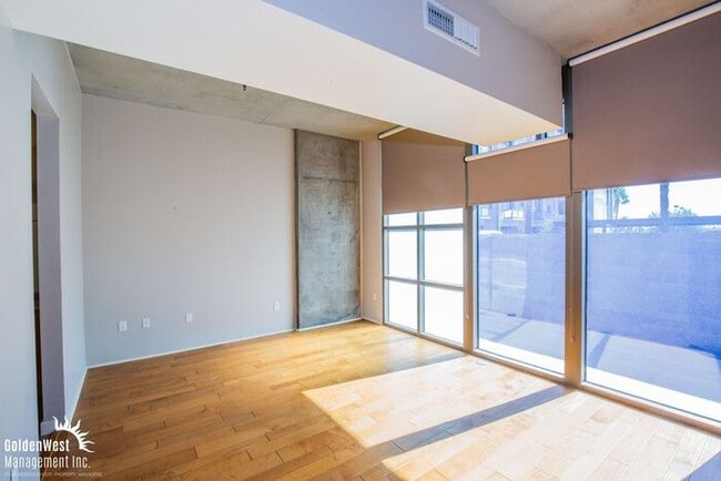 Building Photo - Modern Downtown 1Bdm 1Ba Condo at Juhl!