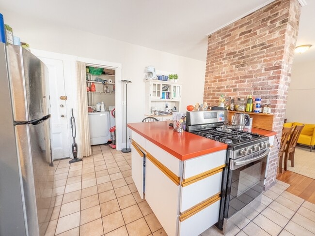 Building Photo - 589 Franklin St