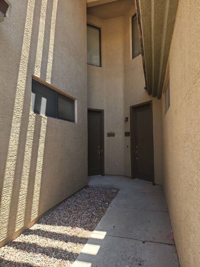 Building Photo - 705 W Queen Creek Rd