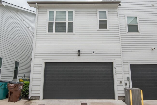 Building Photo - 2/2.5 - MODERN TOWNHOME IN THE NATIONS