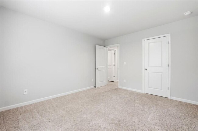 Building Photo - 3132 Hawthorn Farm Blvd
