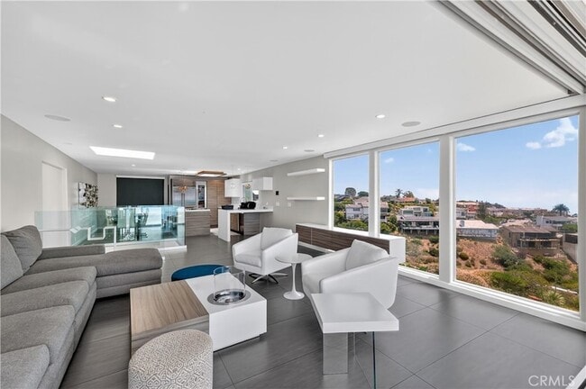 Building Photo - 855 Santa Ana St