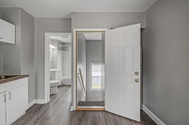 Building Photo - Cute 2BR 1 Bath Apartment Available 8/15