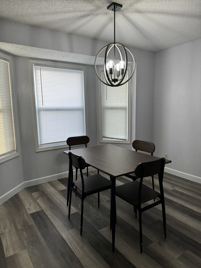 Dining table - 8977 Arcadia Dr