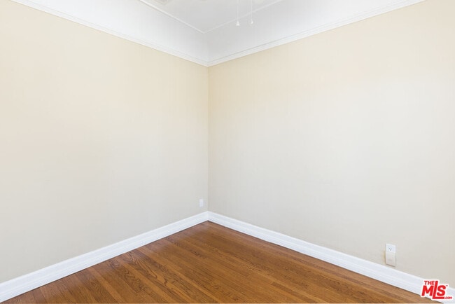 Building Photo - 1109 1/2 Cloverdale Ave