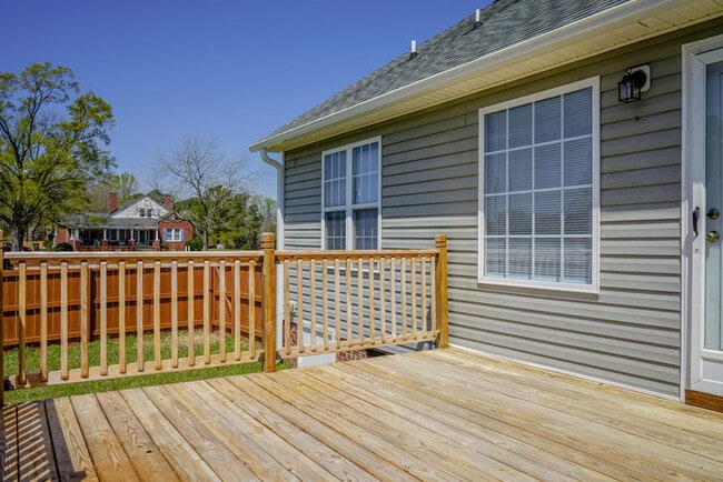 Building Photo - Ranch Home | Back Deck | Fenced In Backyar...