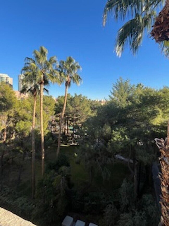 Building Photo - Top Floor 1 Bath| 1 Bedroom Luxury Condo (NV Energy/SW Gas/Internet Included in price)