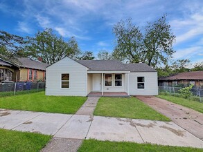 Building Photo - FOR RENT: Charming 2-Bedroom Home with a Versatile Bonus Room!