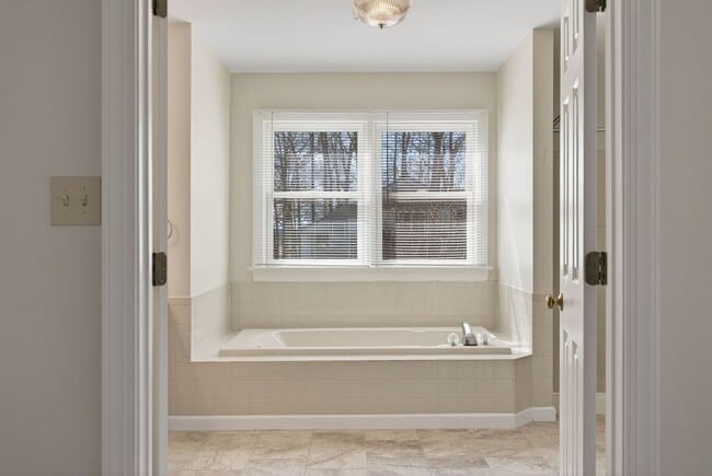 Building Photo - 5 Bed, 2.5 Bath Home in the Heart of Red Mill Farms