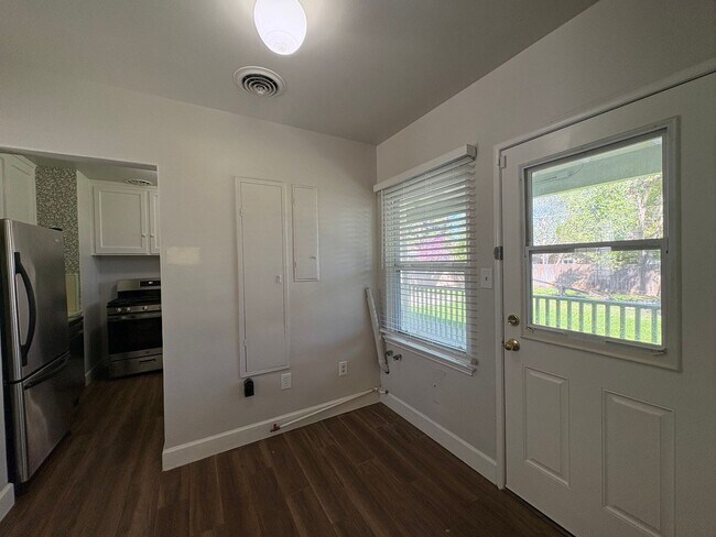 Building Photo - Charming home located in Beverly Glenn Rent Ready!