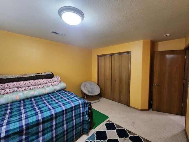 Building Photo - 5bd 3ba Available in Eastern Sioux falls