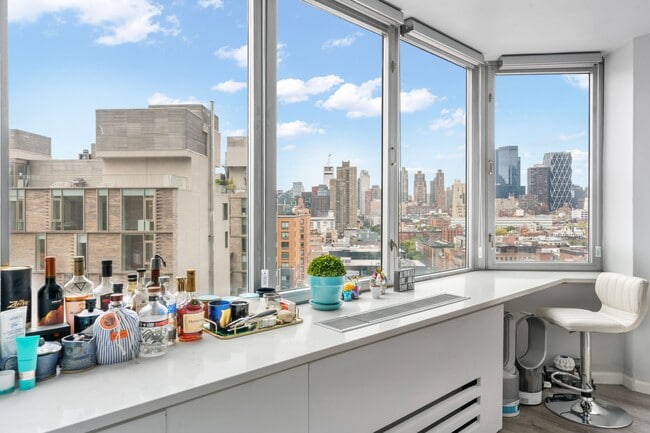 Building Photo - 500 W 43rd St